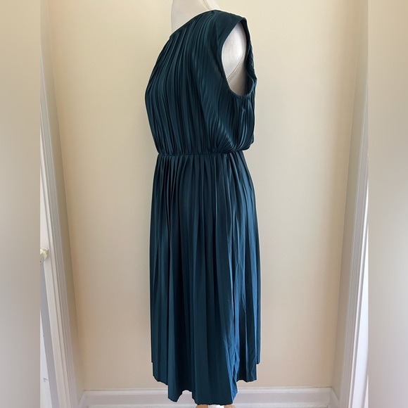 Pretty Green Pleated Dress - Picture 4 of 6